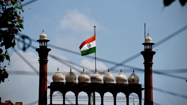 Bandeira indiana em Nova Deli, na Índia, hasteada a meio mastro em alusão à morte da rainha Elizabeth II, em 11 de setembro de 2022 - Sputnik Brasil