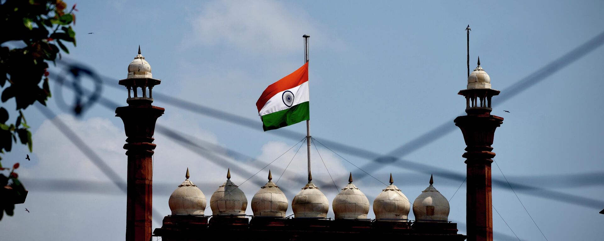 Bandeira indiana em Nova Deli, na Índia, hasteada a meio mastro em alusão à morte da rainha Elizabeth II, em 11 de setembro de 2022 - Sputnik Brasil, 1920, 20.05.2024
