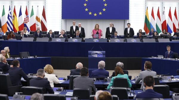 A presidente do Parlamento Europeu, Roberta Metsola, ao centro, em 24 de abril de 2024 - Sputnik Brasil