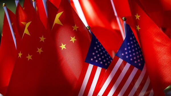 As bandeiras dos EUA e da China são exibidas juntas no topo de um trishaw em Pequim (foto de arquvo) - Sputnik Brasil
