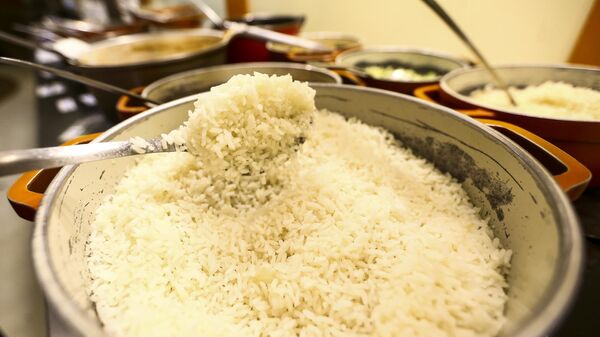 Um dos principais alimentos na mesa da população brasileira, o arroz é servido em restaurante popular. Brasília, 17 de setembro de 2020 - Sputnik Brasil