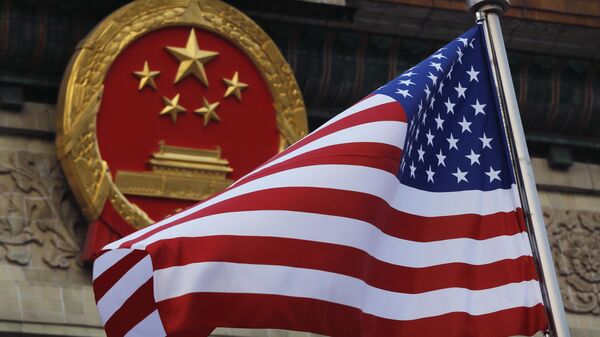 Uma bandeira americana hasteada ao lado do emblema nacional chinês fora do Grande Salão do Povo em Pequim - Sputnik Brasil