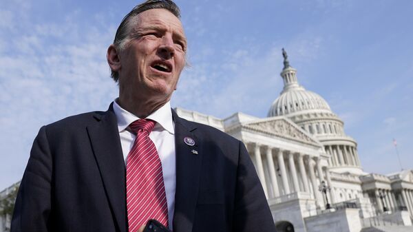 O congressista norte-americano Paul Gosar, republicano do Arizona, aguarda por entrevista coletiva no Capitólio. Washington, D.C., 22 de julho de 2021 - Sputnik Brasil