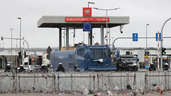 Policiais poloneses protegem a fronteira na passagem de Bruzgi-Kuznica, entre Belarus e Polônia (foto de arquivo) - Sputnik Brasil