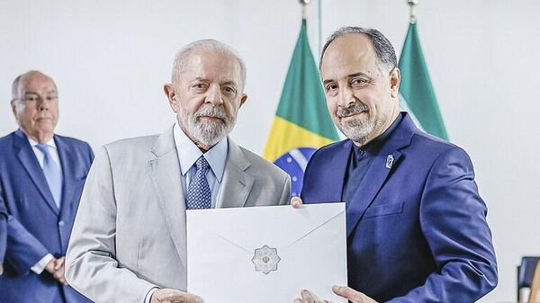 Presidente Luís Inácio Lula da Silva com o embaixador do Irã, Abdollah Nekounam Ghadirli, maio de 2024. - Sputnik Brasil