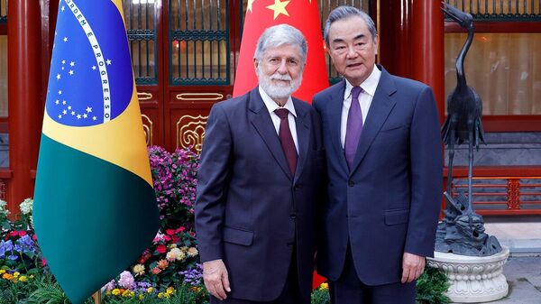 Celso Amorim e Wang Yi em Pequim, 23 de maio de 2024 - Sputnik Brasil