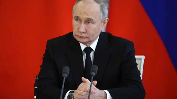 O presidente russo, Vladimir Putin, participa de uma cerimônia de assinatura após as negociações entre a Rússia e o Bahrein no Kremlin, em Moscou. Rússia, 23 de maio de 2024 - Sputnik Brasil