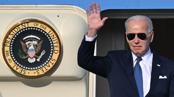 O presidente dos EUA, Joe Biden, desembarca do avião presidencial no aeroporto de Vilnius para uma reunião da OTAN. Lituânia, 10 de julho de 2023 - Sputnik Brasil