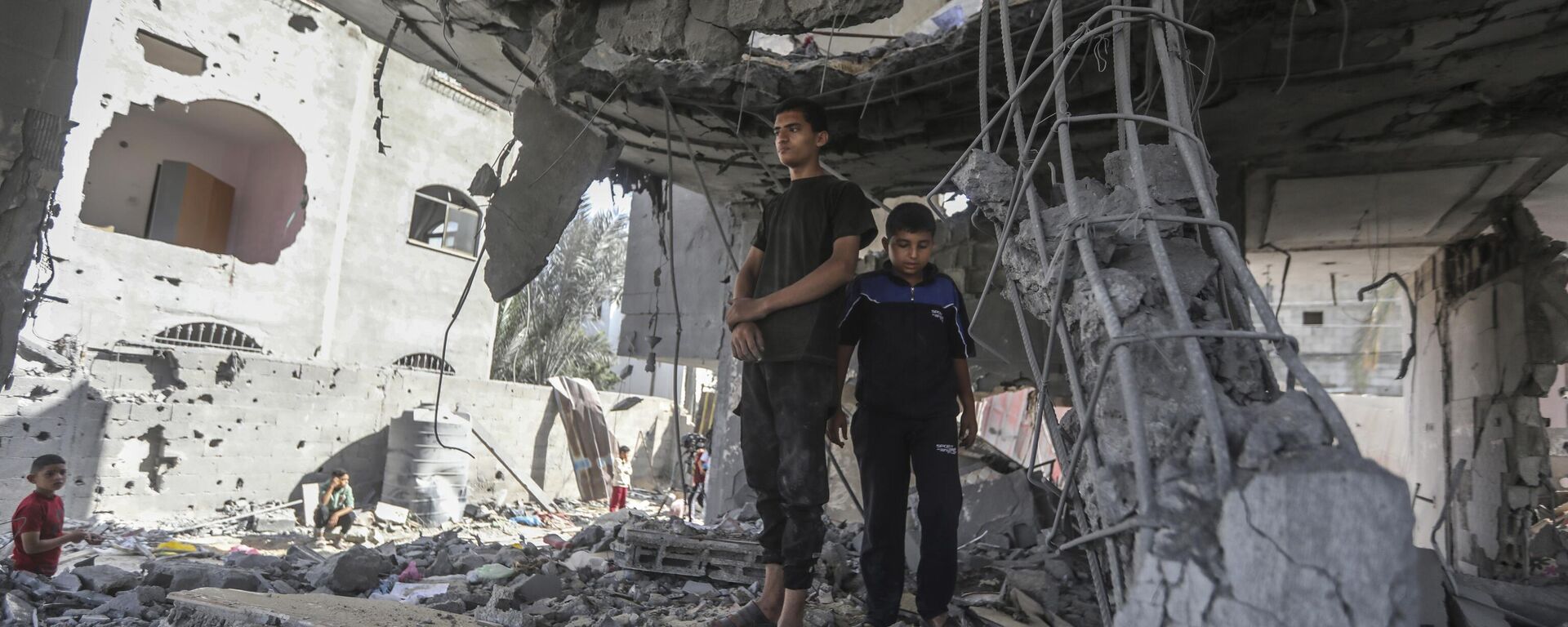 Palestinos observam as ruínas de uma casa após um ataque israelense noturno que matou pelo menos dois adultos e cinco meninos e meninas menores de 16 anos em Rafah. Faixa de Gaza, 3 de maio de 2024 - Sputnik Brasil, 1920, 24.05.2024