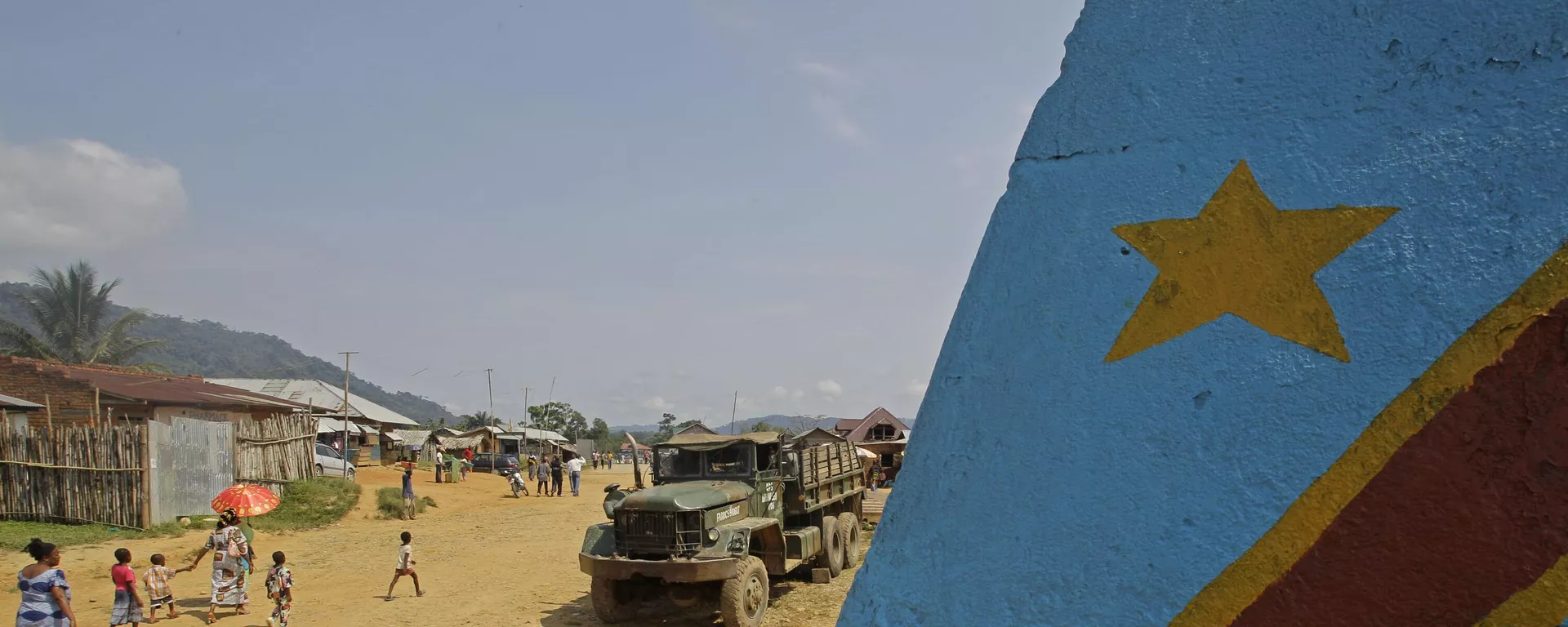 Bandeira da República Democrática do Congo pintada em muro no vilarejo de Walikale - Sputnik Brasil, 1920, 24.05.2024