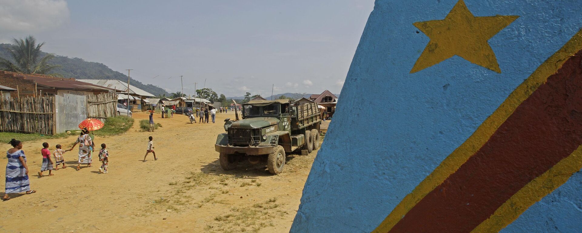 Bandeira da República Democrática do Congo pintada em muro no vilarejo de Walikale - Sputnik Brasil, 1920, 24.05.2024