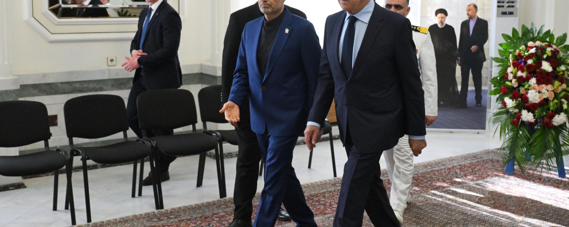 Do primeiro plano à esquerda, o embaixador iraniano na Rússia, Kazem Jalali, e o ministro das Relações Exteriores da Rússia, Sergey Lavrov, participam da abertura do livro de condolências na Embaixada da República Islâmica do Irã após a morte do presidente iraniano Ebrahim Raisi, em Moscou, Rússia, 19 de maio de 2024 - Sputnik Brasil, 1920, 18.07.2025