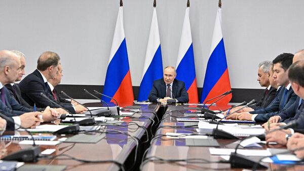 Vladimir Putin, presidente da Rússia, durante reunião com chefes de empresas do setor de defesa, 25 de maio de 2024 - Sputnik Brasil