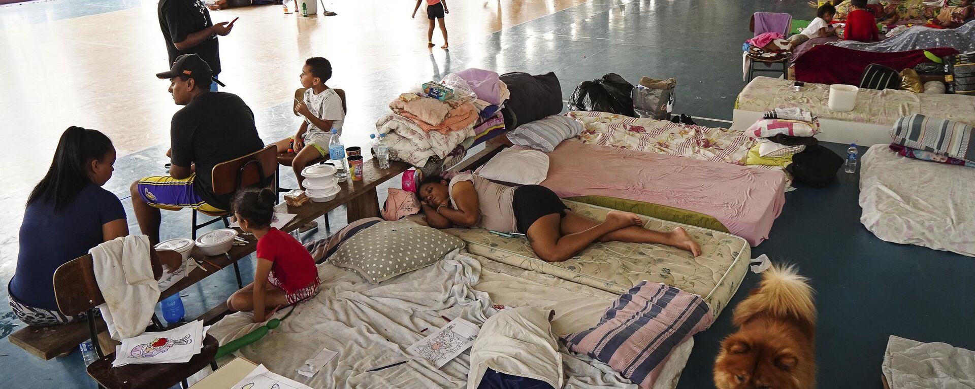 Moradores se reúnem em abrigo após suas casas serem inundadas por fortes chuvas, em Canoas (RS). Brasil, 8 de maio de 2024 - Sputnik Brasil, 1920, 02.08.2024