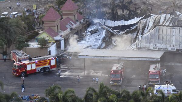 Bombeiros apagam um incêndio em um parque de diversões em Rajkot, no estado indiano de Gujarat, que deixou dezenas de mortos e feridos. 25 de maio de 2024.  - Sputnik Brasil
