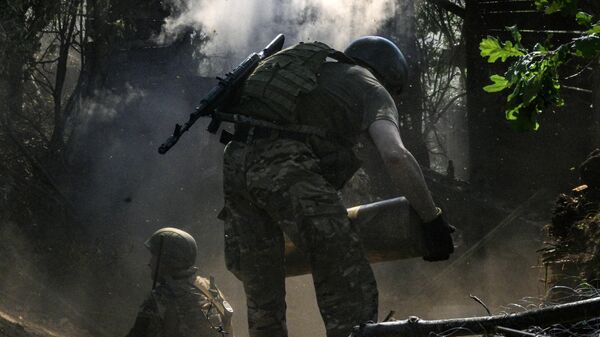Soldados russos atiram em posições das Forças Armadas da Ucrânia com canhão de artilharia Giatsint-B na direção do agrupamento de tropas Sever (Norte), foto publicada em 21 de maio de 2024 - Sputnik Brasil