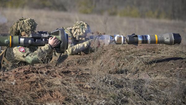 Украинский военнослужащий стреляет из противотанкового оружия NLAW во время учений - Sputnik Brasil
