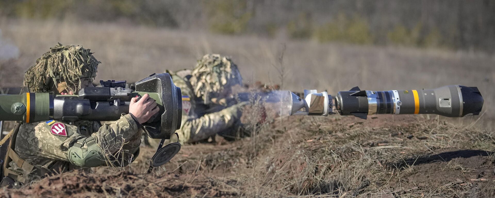 Um militar ucraniano dispara uma arma antitanque NLAW durante um exercício na Operação de Forças Conjuntas, na região de Donetsk, 15 de fevereiro de 2022 - Sputnik Brasil, 1920, 26.05.2024