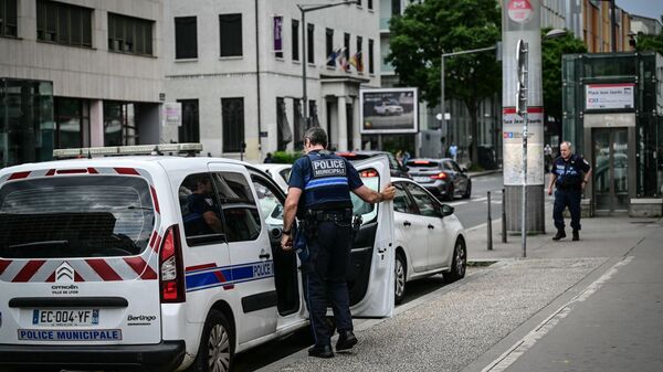 Polícia municipal de Lyon do lado de fora da estação de metrô de Jean Jaurès, onde quatro pessoas foram esfaqueadas, em 26 de maio de 2024 - Sputnik Brasil