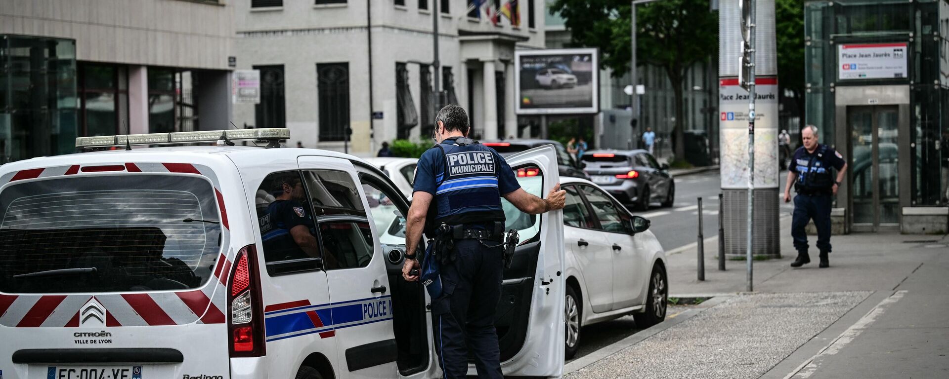 Polícia municipal de Lyon do lado de fora da estação de metrô de Jean Jaurès, onde quatro pessoas foram esfaqueadas, em 26 de maio de 2024 - Sputnik Brasil, 1920, 26.05.2024
