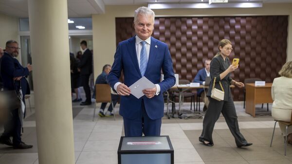 O presidente da Lituânia, Gitanas Nauseda, candidato a reeleição, vota em uma seção eleitoral o segundo turno das eleições, em Svencionys, 23 de maio de 2024 - Sputnik Brasil