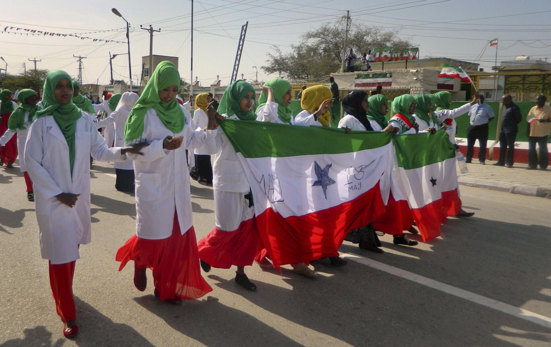 Mulheres celebram o 25º aniversário da proclamação de independência da Somalilândia, na capital Hargeisa, 18 de maio de 2016