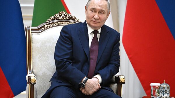 Vladimir Putin, presidente da Rússia, conversa com Shavkat Mirziyoev, presidente do Uzbequistão (fora da foto), na residência estatal de Kuksaroy, Tashkent, Uzbequistão, 27 de maio de 2024 - Sputnik Brasil