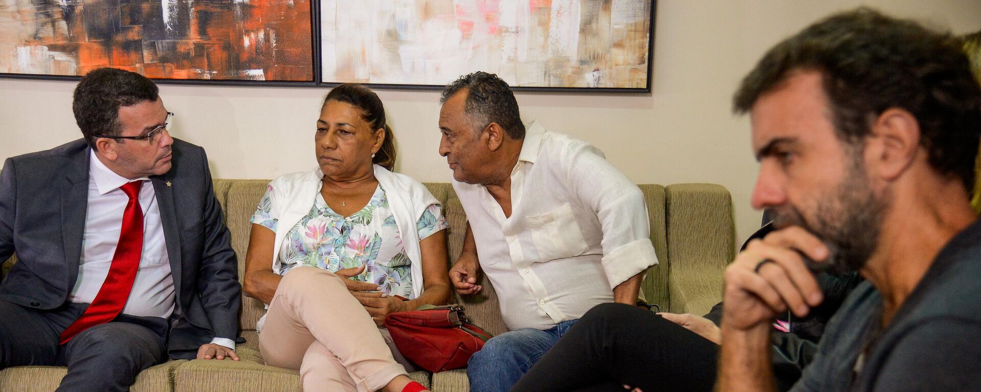 O delegado Rivaldo Barbosa ao lado dos pais de Marielle Franco e o ex-deputado Marcelo Freixo, de quem Marielle foi assessora, em abril de 2018  - Sputnik Brasil, 1920, 27.05.2024