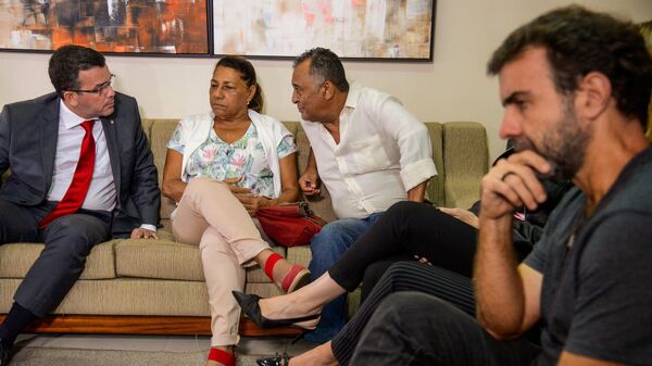 O delegado Rivaldo Barbosa ao lado dos pais de Marielle Franco e o ex-deputado Marcelo Freixo, de quem Marielle foi assessora, em abril de 2018  - Sputnik Brasil