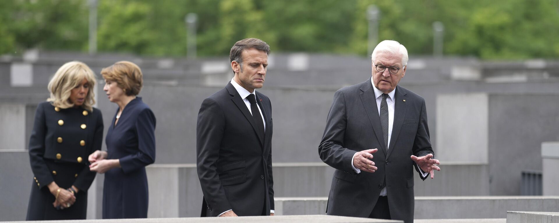 Presidentes da França (Emmanuel Macron) e da Alemanha (Frank-Walter Steinmeier), acompanhados das esposas Brigitte Macron e Elke Buedenbender durante visita ao Memorial do Holocausto. Berlim, 27 de maio de 2024 - Sputnik Brasil, 1920, 27.05.2024