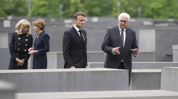 Presidentes da França (Emmanuel Macron) e da Alemanha (Frank-Walter Steinmeier), acompanhados das esposas Brigitte Macron e Elke Buedenbender durante visita ao Memorial do Holocausto. Berlim, 27 de maio de 2024 - Sputnik Brasil