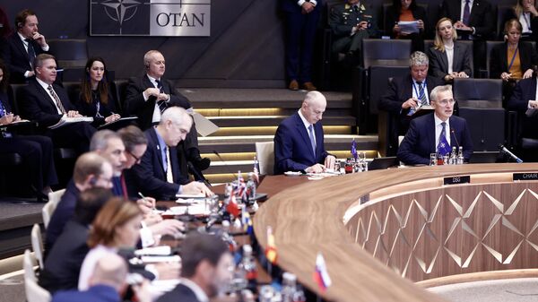 O Secretário-Geral da OTAN, Jens Stoltenberg (C), abre uma mesa redonda durante a reunião dos Ministros das Relações Exteriores do Conselho do Atlântico Norte na sede da OTAN em Bruxelas, em 3 de abril de 2024 - Sputnik Brasil