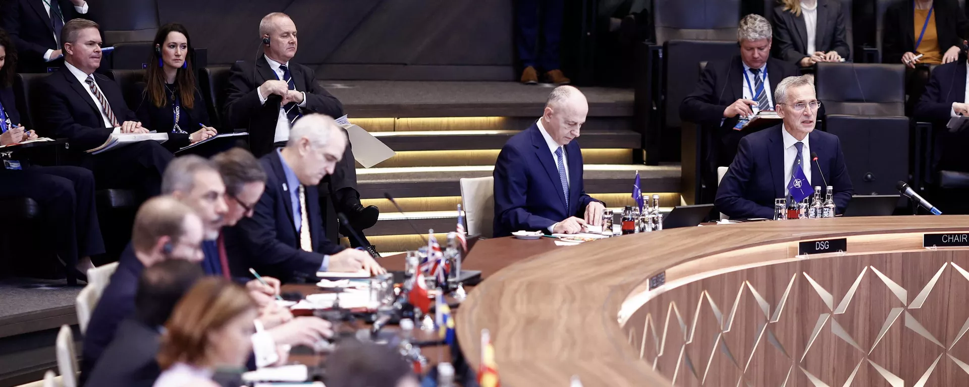 O Secretário-Geral da OTAN, Jens Stoltenberg (C), abre uma mesa redonda durante a reunião dos Ministros das Relações Exteriores do Conselho do Atlântico Norte na sede da OTAN em Bruxelas, em 3 de abril de 2024 - Sputnik Brasil, 1920, 28.05.2024