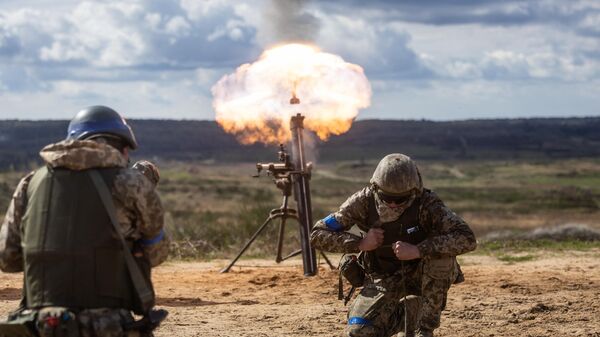 Soldados ucranianos disparam morteiros durante treinamento militar com militares franceses, 4 de abril de 2024 - Sputnik Brasil