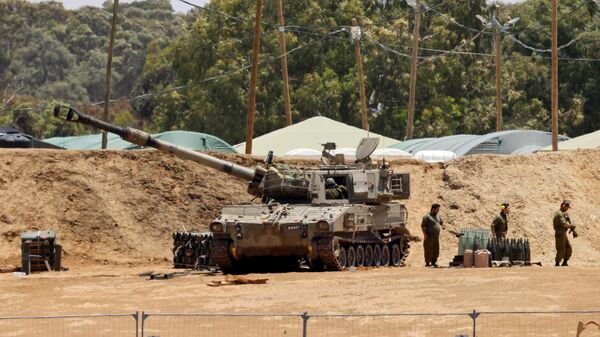 Tropas israelenses se posicionam com uma unidade móvel de artilharia no sul de Israel, perto da fronteira com a Faixa de Gaza, 13 de maio de 2024 - Sputnik Brasil