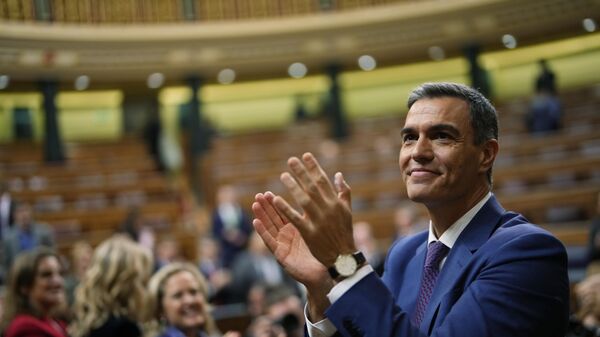 O primeiro-ministro em exercício da Espanha, Pedro Sánchez, aplaude por ter sido escolhido pela maioria dos legisladores para formar um novo governo após uma votação parlamentar no Parlamento espanhol em Madri, Espanha, 16 de novembro de 2023 - Sputnik Brasil