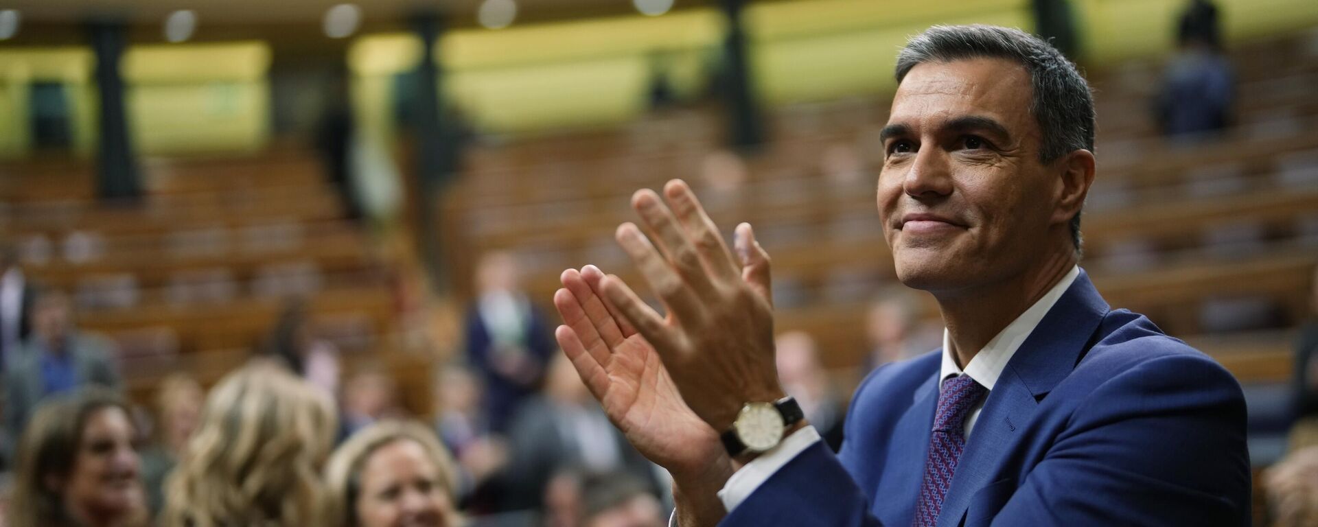 O primeiro-ministro em exercício da Espanha, Pedro Sánchez, aplaude por ter sido escolhido pela maioria dos legisladores para formar um novo governo após uma votação parlamentar no Parlamento espanhol em Madri, Espanha, 16 de novembro de 2023 - Sputnik Brasil, 1920, 29.05.2024