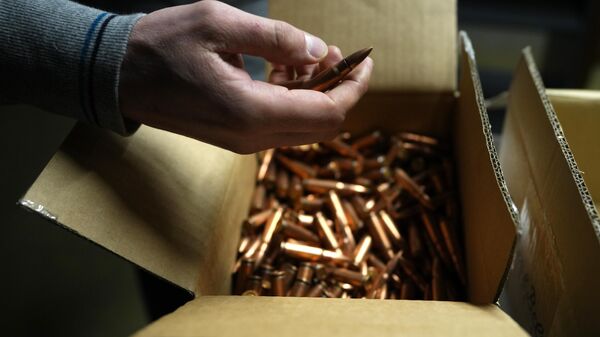 Ucraniano leva munição para treinamento em um campo de tiro em Brno. República Tcheca, 10 de abril de 2022 - Sputnik Brasil