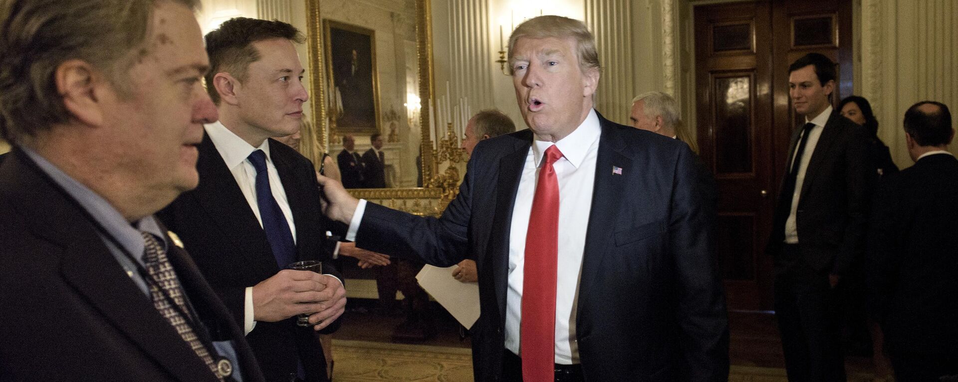 O conselheiro de Trump, Steve Bannon, observa o presidente dos EUA, Donald Trump, cumprimentar Elon Musk, CEO da SpaceX e da Tesla (foto de arquivo) - Sputnik Brasil, 1920, 29.05.2024