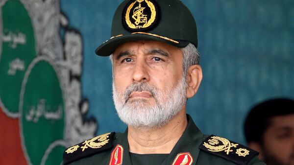 O comandante iraniano da Força Aeroespacial do Corpo da Guarda Revolucionária Islâmica, Amir Ali Hajizadeh, participa de um desfile militar como parte de uma cerimônia que marca o dia anual do exército do país em Teerã, em 17 de abril de 2024 - Sputnik Brasil