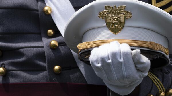 Um graduado de West Point segura seu disfarce na conclusão da cerimônia de formatura da Academia Militar dos EUA no Michie Stadium no sábado, 25 de maio de 2024 - Sputnik Brasil