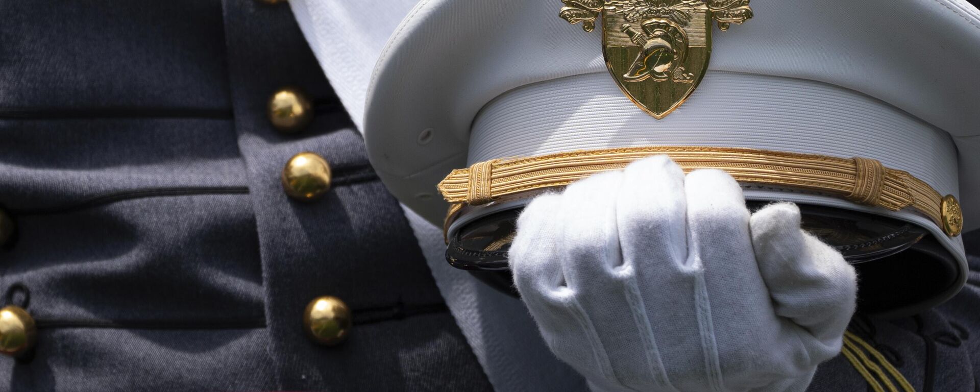 Um graduado de West Point segura seu disfarce na conclusão da cerimônia de formatura da Academia Militar dos EUA no Michie Stadium no sábado, 25 de maio de 2024 - Sputnik Brasil, 1920, 30.05.2024