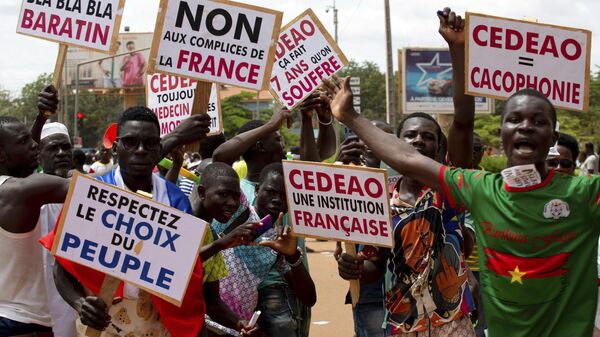 Manifestantes protestam contra a França e a Comunidade Econômica dos Estados da África Ocidental nas ruas de Ouagadougou, Burkina Faso, 4 de outubro de 2022 - Sputnik Brasil