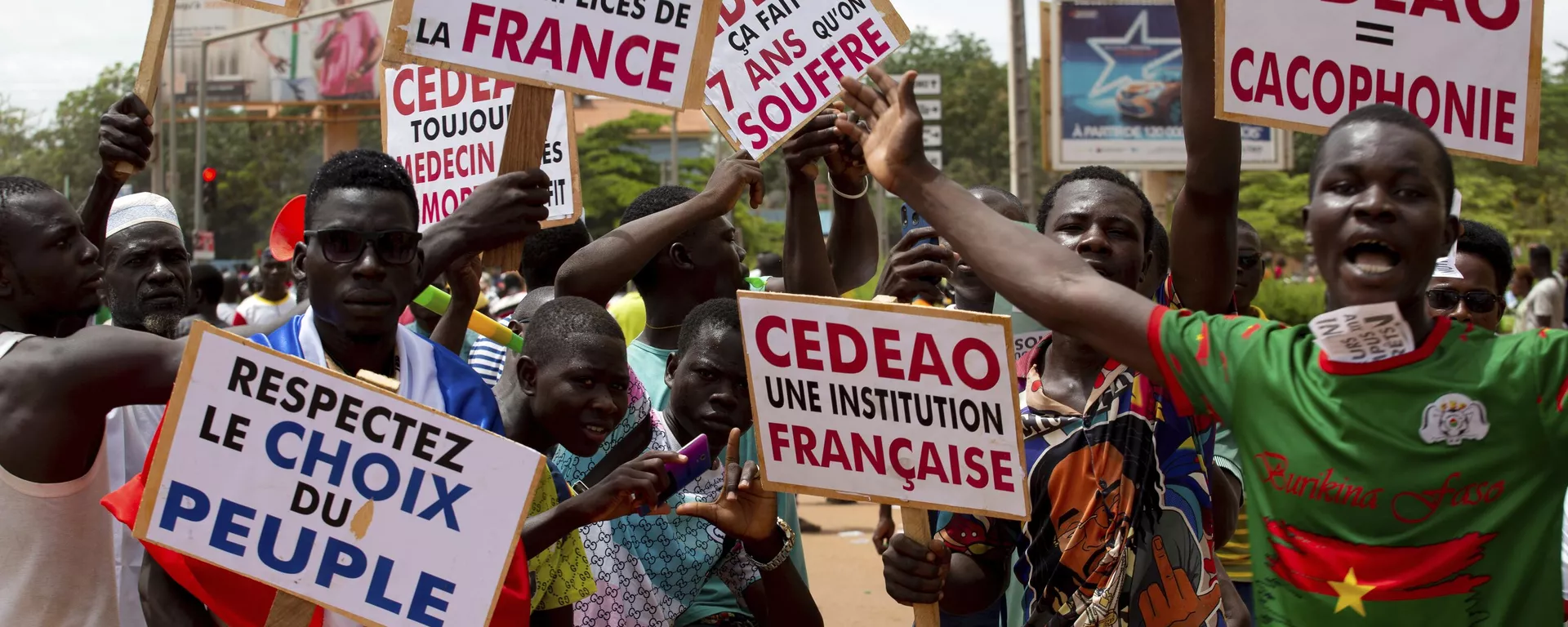 Manifestantes protestam contra a França e a Comunidade Econômica dos Estados da África Ocidental nas ruas de Ouagadougou, Burkina Faso, 4 de outubro de 2022 - Sputnik Brasil, 1920, 30.05.2024