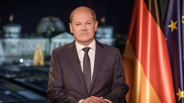 O chanceler alemão Olaf Scholz posa para fotos durante a gravação de seu discurso de Ano Novo na Chancelaria em Berlim, em 30 de dezembro de 2022 - Sputnik Brasil