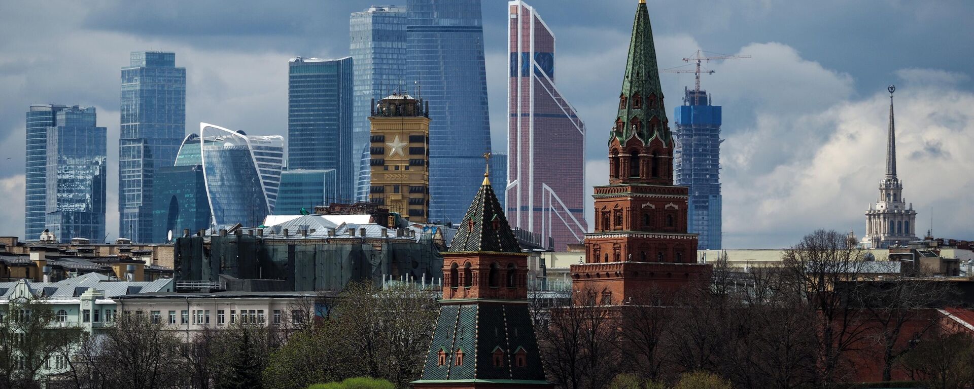 Torres do Kremlin de Moscou. Contexto, centro de negócios internacional Cidade de Moscou - Sputnik Brasil, 1920, 01.07.2024