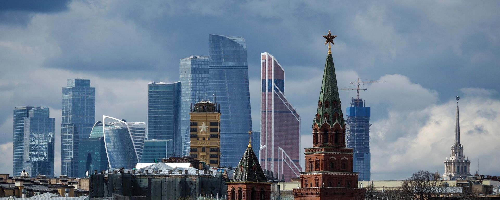 Torres do Kremlin de Moscou. Contexto, centro de negócios internacional Cidade de Moscou - Sputnik Brasil, 1920, 14.07.2024
