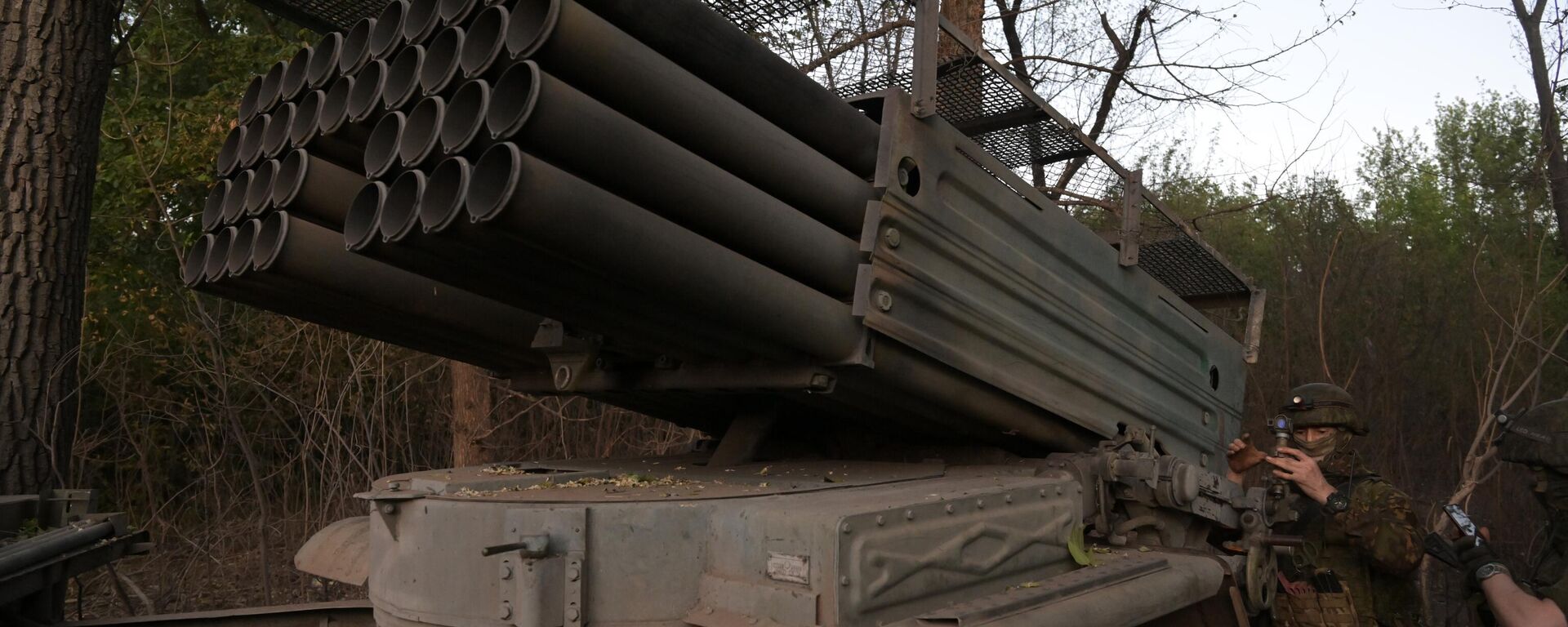 Soldado das Forças Armadas da Rússia se prepara para disparar lançador múltiplo de foguetes Grad na direção de Artyomovsk, durante operação militar especial russa, foto publicada em 24 de maio de 2024 - Sputnik Brasil, 1920, 31.05.2024