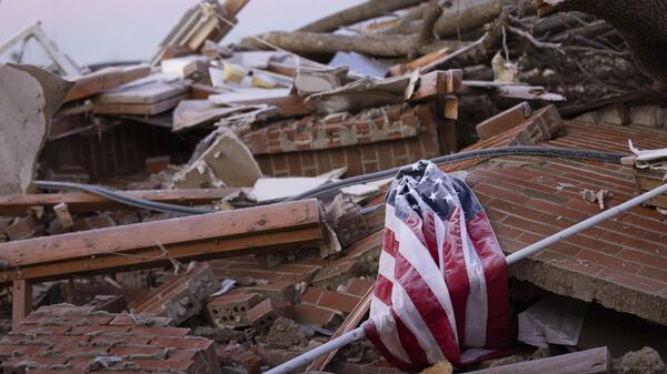 Bandeira dos Estados Unidos sobre escombros após um tornado em Dawson Springs, no estado do Kentucky. EUA, 12 de dezembro de 2021 - Sputnik Brasil