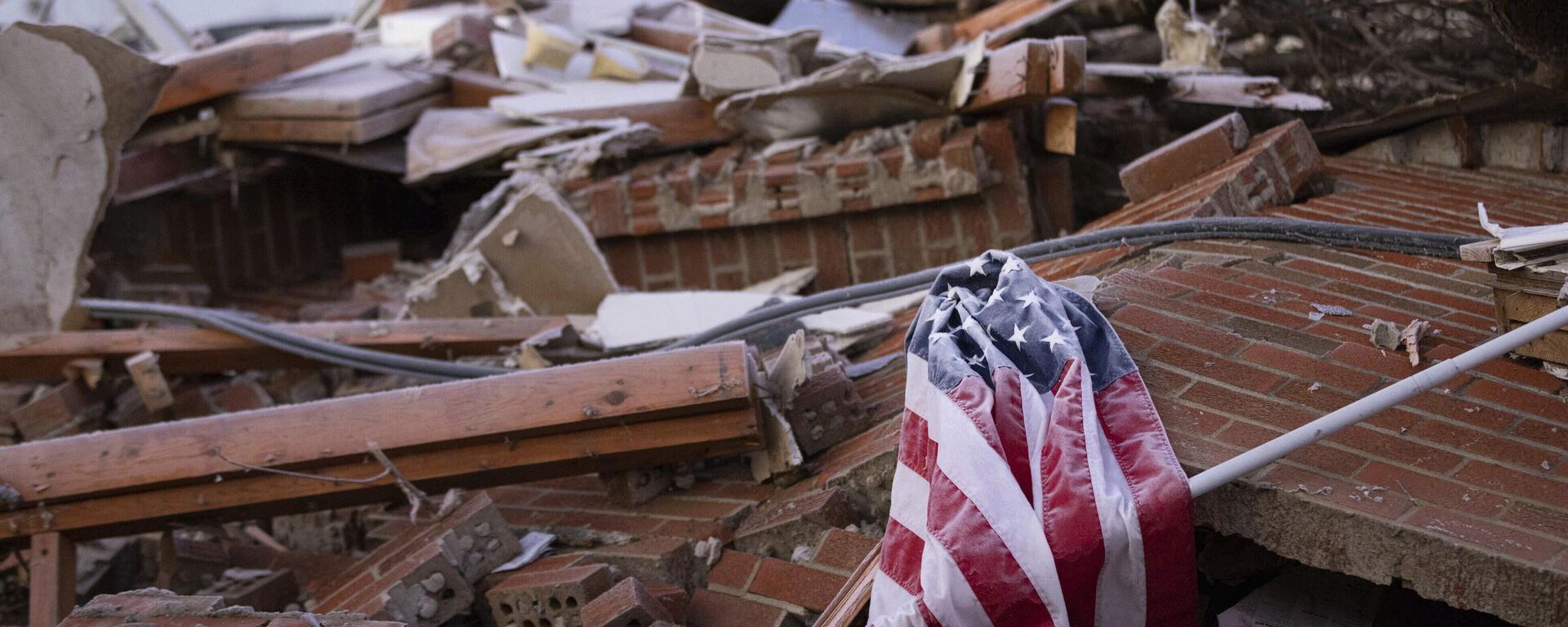 Bandeira dos Estados Unidos sobre escombros após um tornado em Dawson Springs, no estado do Kentucky. EUA, 12 de dezembro de 2021 - Sputnik Brasil, 1920, 31.05.2024